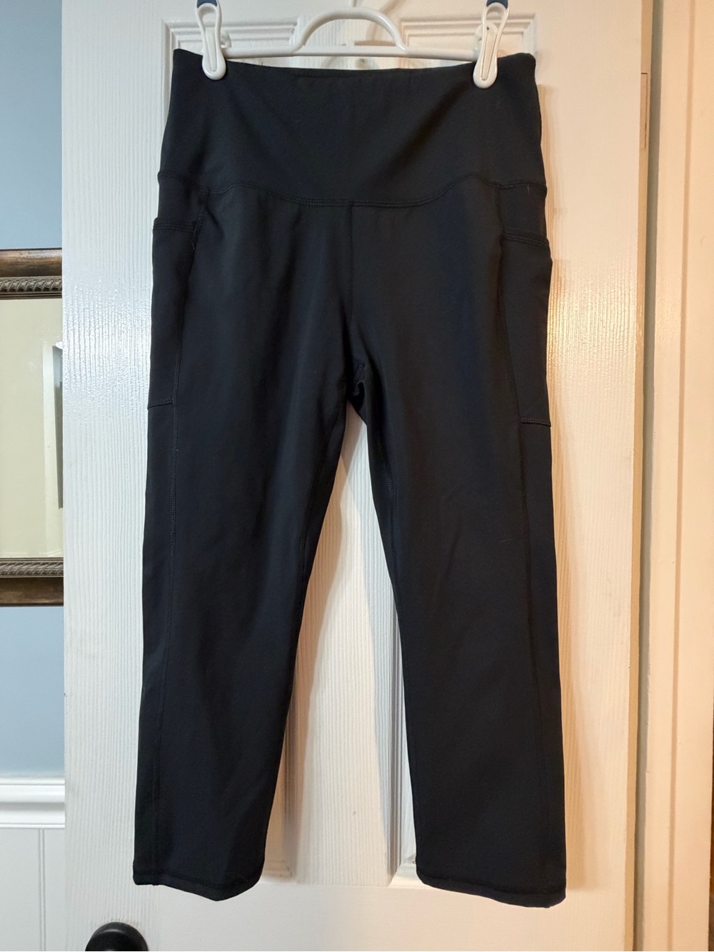 Black High-Waist Athletic Capri Pants Leggings